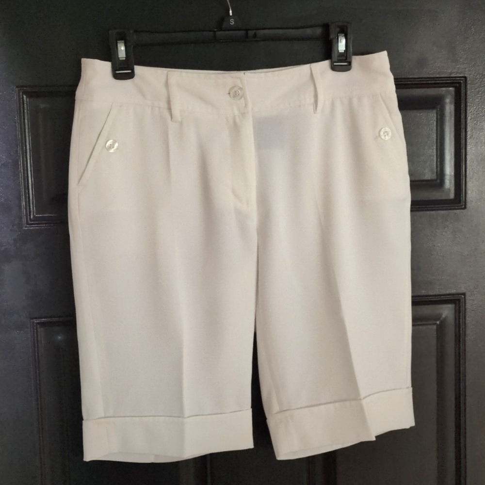 AUR Bermuda Length Lightweight Golf Shorts.  Size 6. White **Like New**
